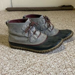 Sorel Out N About Rain Boots Gray and Black Size 9